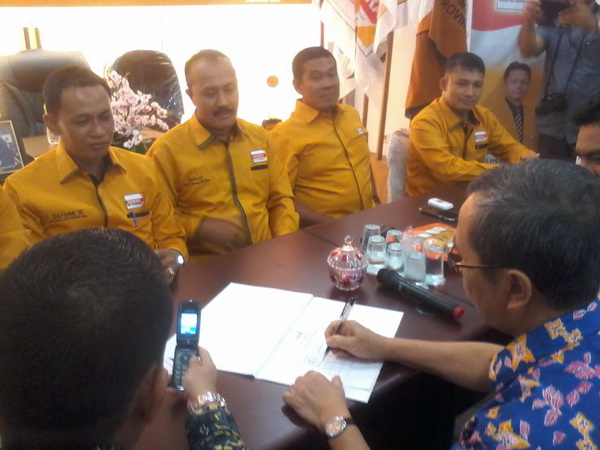 Syamsuar Mendaftar Pilgubri ke DPD Hanura Riau